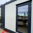 Casa din containere cu etaj: cum se unesc containerele într-o locuință de 90 mp