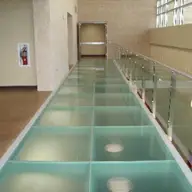 Pardoseli din sticla pentru oameni moderni