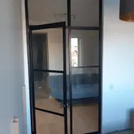 Usi din metal si sticla pentru interioare moderne