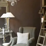 Amenajarea casei în stil clasic și luxos - lemn, țesături fine și iluminat spectaculos