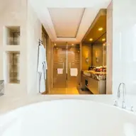 Esențialul în amenajarea băii de hotel: de la funcționalitate la lux