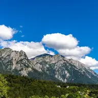 Trăiește aproape de peisaje naturale de poveste. Alege-ți o casă de lux sau un apartament confortabil cu vedere la munte