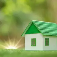 Cum să construiești o casă eco-friendly cu un buget mic: ghidul complet