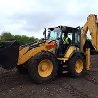 Ai nevoie de nivelare de teren? Iată de ce buldoexcavatorul face diferența în costuri și timp!