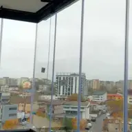 Îți dorești un balcon închis, dar luminos? Descoperă avantajele sistemului din sticlă cu parcare
