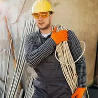 Salopete de lucru în construcții: cum să alegi corect și eficient echipamentul potrivit în anul 2025