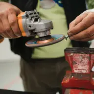 Discuri diamantate pentru tăiere uscată vs tăiere umedă: diferențe și utilizare corectă
