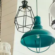 Ce tip de corpuri de iluminat se potrivesc într-un decor modern
