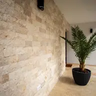 Soclul casei, între protecție și design: idei de amenajare cu piatră decorativă