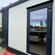 Casa din containere cu etaj: cum se unesc containerele într-o locuință de 90 mp
