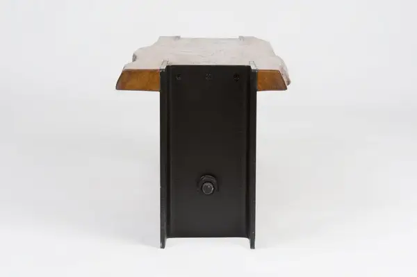 Banca H este un obiect de design care se face remarcat in orice incapere
