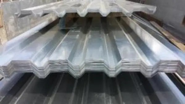 Tabla zincata cutata utilizata pentru hale metalice
