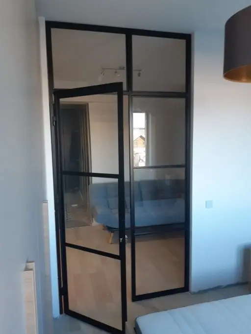Usi din metal si sticla pentru interioare moderne