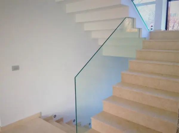Sfaturi despre cum să întrețineți balustradele de sticlă