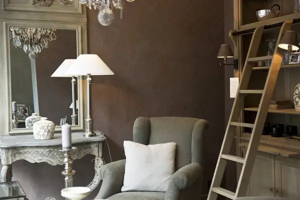 Amenajarea casei în stil clasic și luxos - lemn, țesături fine și iluminat spectaculos