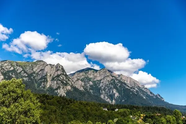Trăiește aproape de peisaje naturale de poveste. Alege-ți o casă de lux sau un apartament confortabil cu vedere la munte