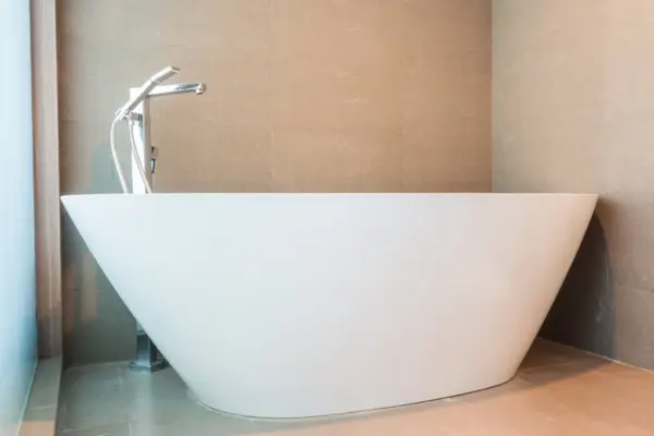 Cazi freestanding vs. cazi încorporate: avantaje și dezavantaje