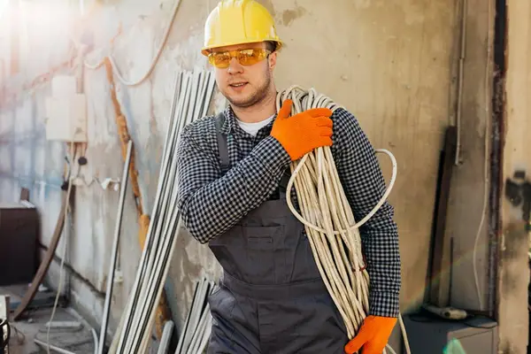 Salopete de lucru în construcții: cum să alegi corect și eficient echipamentul potrivit în anul 2025