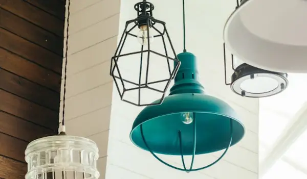 Ce tip de corpuri de iluminat se potrivesc într-un decor modern