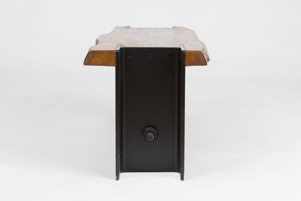 Banca H este un obiect de design care se face remarcat in orice incapere