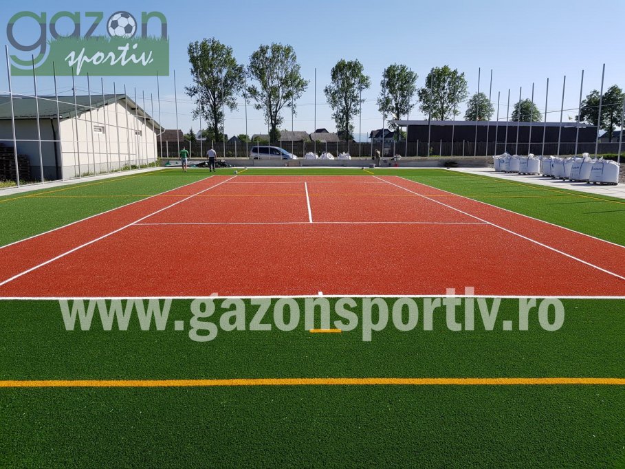 Amenajări terenuri de sport cu gazon artificial