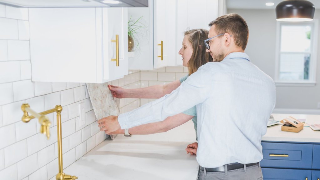 3 idei creative de placare a peretilor din bucatarie pentru un aspect modern