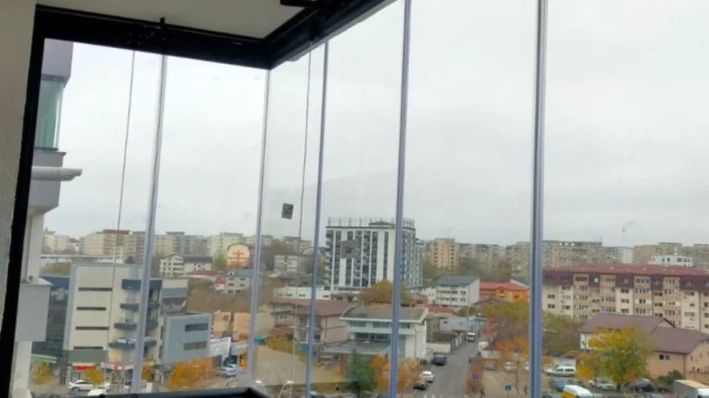 Îți dorești un balcon închis, dar luminos? Descoperă avantajele sistemului din sticlă cu parcare