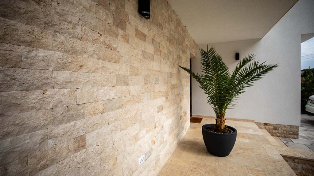 Soclul casei, între protecție și design: idei de amenajare cu piatră decorativă